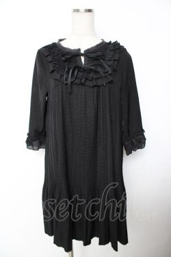 画像1: axes femme POETIQUE / ヨークレース使いプリーツワンピース  黒 Y-25-11-26-156-AX-OP-SZ-ZY