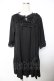 画像1: axes femme POETIQUE / ヨークレース使いプリーツワンピース  黒 Y-25-11-26-156-AX-OP-SZ-ZY (1)