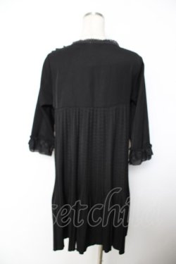 画像2: axes femme POETIQUE / ヨークレース使いプリーツワンピース  黒 Y-25-11-26-156-AX-OP-SZ-ZY