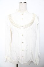 画像1: axes femme Kawaii / リボンブローチ付肩フリルブラウス M 生成り Y-25-11-30-056-AX-BL-SZ-ZS (1)