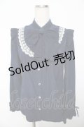 axes femme kawaii / リボンブローチ付肩フリルブラウス M 紺 Y-25-11-30-057-AX-BL-SZ-ZY