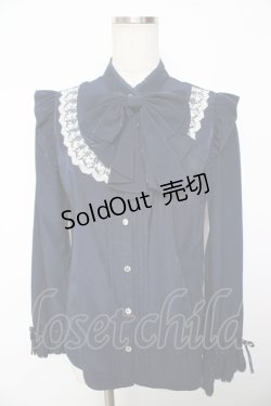 画像1: axes femme kawaii / リボンブローチ付肩フリルブラウス M 紺 Y-25-11-30-057-AX-BL-SZ-ZY