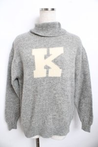 KANEKO ISAO / ロゴハイネックニット F グレー Y-25-11-30-133-EL-TO-SZ-ZY