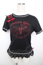画像1: H jelly / DANGEROUS HEART Tシャツ  黒×赤 Y-25-12-04-063-HN-TS-SZ-ZI (1)