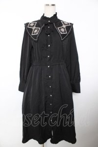 axes femme / 刺繍襟ワンピース F 黒 Y-25-12-04-126-AX-OP-SZ-ZY