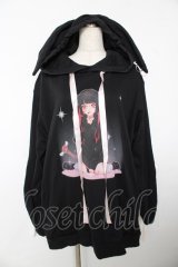 REFLEM / 雑魚ちゃんコラボうさ耳プルオーバーパーカー  黒 Y-25-12-05-087-PU-TO-SZ-ZS
