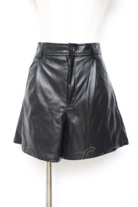 Fickle Bebe / フェイクレザーショートパンツ  黒 Y-25-12-05-166-0-PA-SZ-ZY