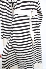 画像4: axes femme / 肩ボタンデザインボーダースリットワンピース M 白×黒 Y-25-12-10-054-AX-OP-SZ-ZI (4)