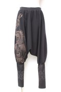 Qutie Frash / ドラゴンプリントサルエルパンツ  黒 Y-25-12-10-083-QU-PA-SZ-ZY