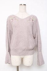 画像1: axes femme / パール使いフラワー刺しゅうニット M ラベンダー Y-25-12-11-046-AX-TO-SZ-ZT528 (1)