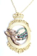Jane Marple / フレームBearのペンダント  ゴールド Y-25-12-12-001-JM-AC-SZ-ZY