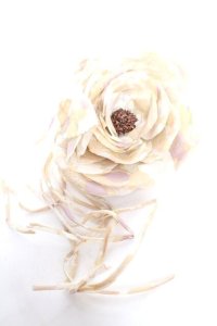 INGEBORG / G葉柄フラワーコサージュ  ベージュ Y-25-12-12-064-LO-ZA-AS-ZY