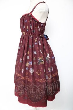 画像2: ALICE and the PIRATES / 魔女と悪魔の西洋菓子店〜ソロモンの小さな鍵と秘密のレシピ〜柄ジャンパースカートII  ワイン Y-26-01-05-102-PA-OP-SZ-ZY
