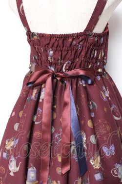 画像4: ALICE and the PIRATES / 魔女と悪魔の西洋菓子店〜ソロモンの小さな鍵と秘密のレシピ〜柄ジャンパースカートII  ワイン Y-26-01-05-102-PA-OP-SZ-ZY