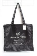 Maison de FLEUR / サテンフリルスクエアトートバッグ F ブラック Y-26-01-09-017-LO-BG-SZ-ZY