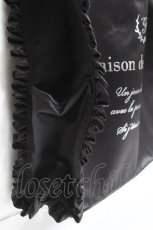 画像4: Maison de FLEUR / サテンフリルスクエアトートバッグ F ブラック Y-26-01-09-017-LO-BG-SZ-ZT088 (4)