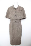 an another angelus / ケープ付きチェックタイトワンピース  ブラウン Y-26-02-01-059-CA-OP-SZ-ZY