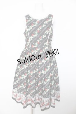 画像1: axes femme kawaii / いちご柄ジャンパースカート M 黒 Y-26-02-05-083-AX-OP-SZ-ZY