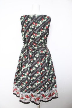 画像2: axes femme kawaii / いちご柄ジャンパースカート M 黒 Y-26-02-05-083-AX-OP-SZ-ZY