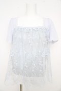 axes femme / 刺繍レース半袖プルオーバー  サックス Y-26-02-09-074-AX-TO-SZ-ZY