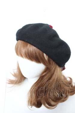 画像2: ATELIER PIERROT / ハリー・ポッター リボンブローチ付きレースアップベレー帽  グリフィンドール（レッド） Y-26-02-09-013-EL-AC-KB-ZY