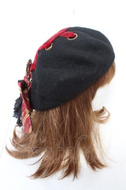 画像4: ATELIER PIERROT / ハリー・ポッター リボンブローチ付きレースアップベレー帽  グリフィンドール（レッド） Y-26-02-09-013-EL-AC-KB-ZY