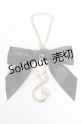 Maison de FLEUR / イニシャルバックチャーム (S) F ブラック Y-26-02-13-007-LO-ZA-SZ-ZY