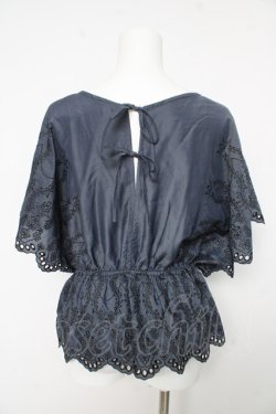 画像2: axes femme / 総刺繍Vネックブラウス  紺 Y-26-02-15-161-AX-BL-SZ-ZY