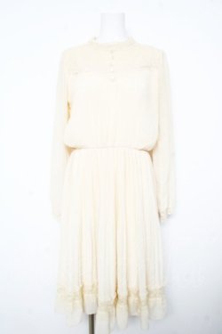 画像1: axes femme POETIQUE / ヨークレース使いプリーツワンピース  生成り Y-26-02-17-121-AX-OP-SZ-ZY