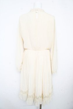 画像2: axes femme POETIQUE / ヨークレース使いプリーツワンピース  生成り Y-26-02-17-121-AX-OP-SZ-ZY