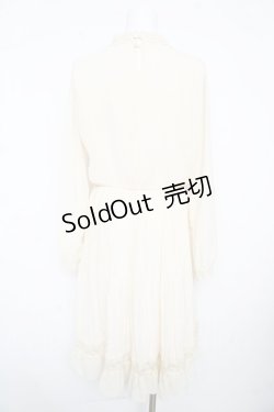 画像2: axes femme POETIQUE / ヨークレース使いプリーツワンピース  生成り Y-26-02-17-121-AX-OP-SZ-ZI