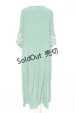 画像2: axes femme / 刺繍デザインティアードワンピース  グリーン Y-26-02-19-128-AX-OP-SZ-ZY