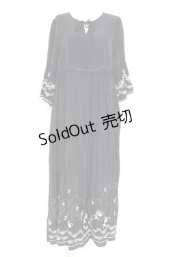 画像1: axes femme / 刺繍デザインティアードワンピース  黒 Y-26-02-19-143-AX-OP-SZ-ZY