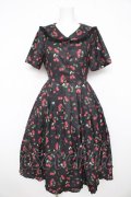 axes femme / チェリーローズ柄セーラーワンピース  黒 Y-26-02-21-119-AX-OP-SZ-ZY