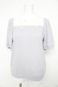 axes femme / パールレース襟ヨーク切替プルオーバー  グレー Y-26-02-21-031-AX-TO-SZ-ZY