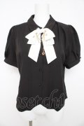 axes femme / ハトメ×チェーン付リボンブラウス  黒 Y-26-02-23-110-AX-BL-SZ-ZY