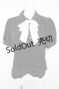 axes femme / ハトメ×チェーン付リボンブラウス  黒 Y-26-02-23-110-AX-BL-SZ-ZY