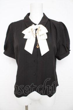 画像1: axes femme / ハトメ×チェーン付リボンブラウス  黒 Y-26-02-23-110-AX-BL-SZ-ZY