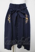 axes femme / 刺繍入イレヘムスカート  紺 Y-26-03-03-143-AX-SK-SZ-ZY