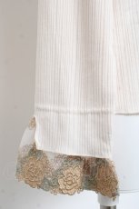 画像3: axes femme / 刺繍レース袖プチスタンドプルオーバー  生成り Y-26-03-06-100-AX-TO-SZ-ZT641 (3)