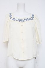 画像1: an another angelus / スクエアネックアンティークローズ刺繍ブラウス F オフ/ブルー Y-26-03-06-118-CA-BL-SZ-ZY (1)