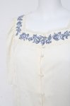画像3: an another angelus / スクエアネックアンティークローズ刺繍ブラウス F オフ/ブルー Y-26-03-06-118-CA-BL-SZ-ZY (3)
