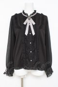 axes femme / ブローチ付きスタンドブラウス M 黒 Y-26-03-09-019-AX-BL-SZ-ZY