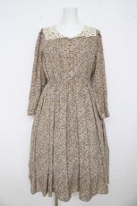 画像1: an another angelus / レース衿小花柄ロングワンピース F ベージュ Y-26-03-11-044-CA-OP-SZ-ZY (1)
