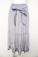 画像1: axes femme / マリンフラワー裾刺繍スカート F サックス Y-26-03-11-113-AX-SK-SZ-ZS (1)