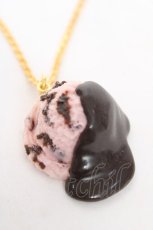 画像1: Q-pot. / 【原宿店限定】Sauced Strawberry Chocolate Ice Cream ネックレス  ストロベリー Y-26-03-12-011-QP-AC-SZ-ZI (1)