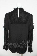 画像2: axes femme kawaii / パールブローチ付ブラウス M 黒 Y-26-03-13-011-AX-BL-SZ-ZY (2)