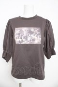 axes femme POETIQUE / おかしなお茶会パフ袖Tシャツ M チャコール Y-26-03-13-021-AX-TO-SZ-ZY
