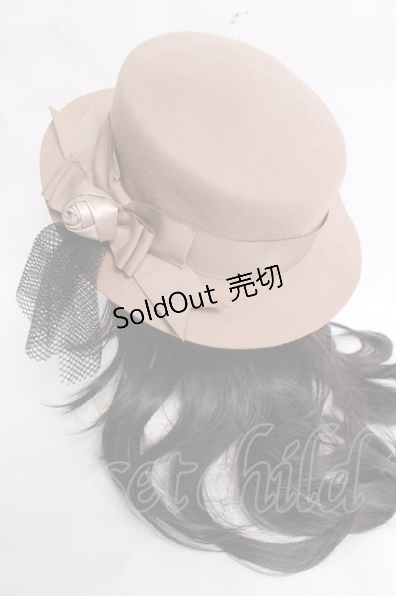 画像1: axes femme / コサージュ付きハット  ベージュ Y-26-03-16-063-AX-AC-SZ-ZT713 (1)