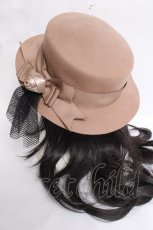 画像1: axes femme / コサージュ付きハット  ベージュ Y-26-03-16-063-AX-AC-SZ-ZTK048 (1)